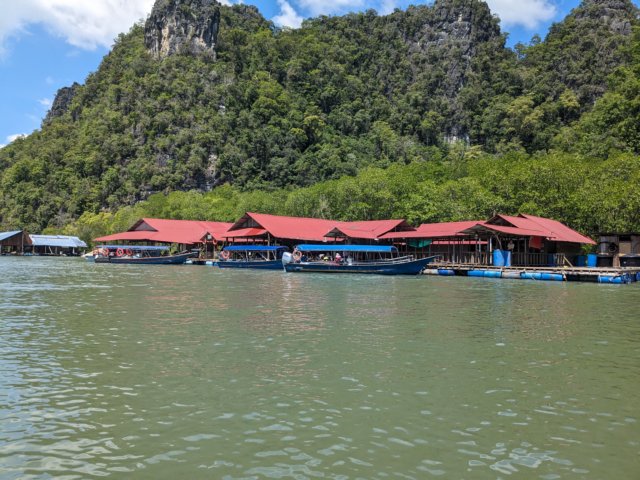 anotherfloatingvillage.jpg