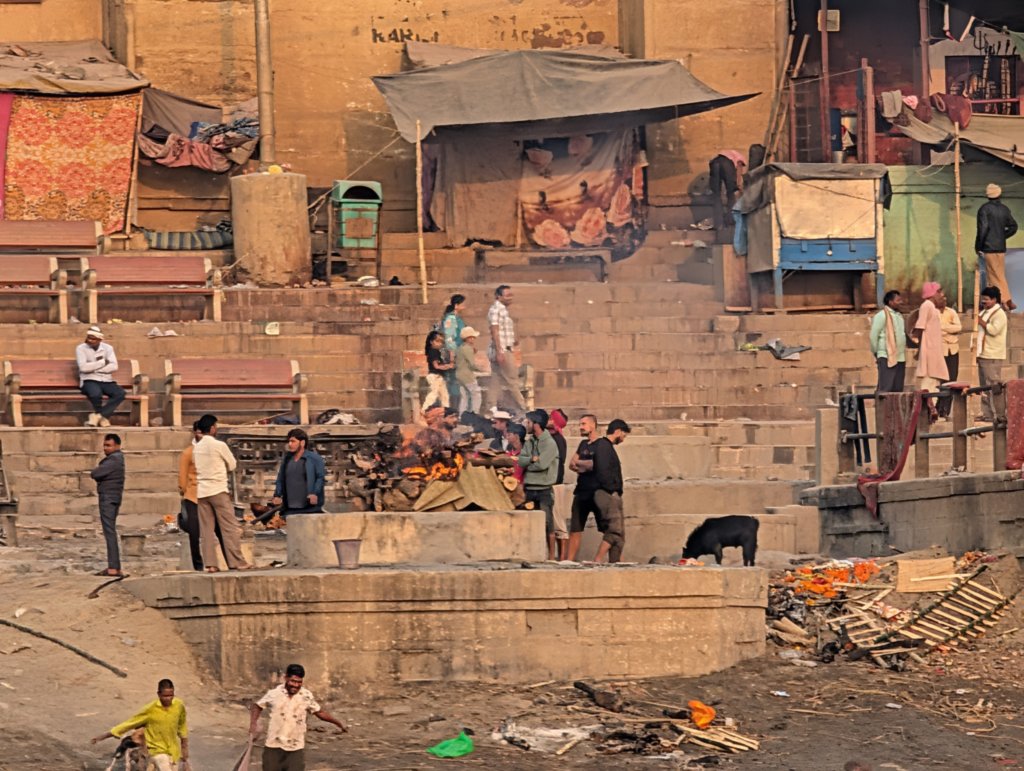 cremationontheganges7.jpg