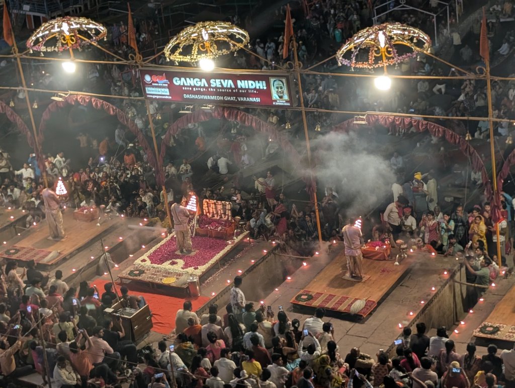 holifestivalonthegangesinvaranasi15.jpg