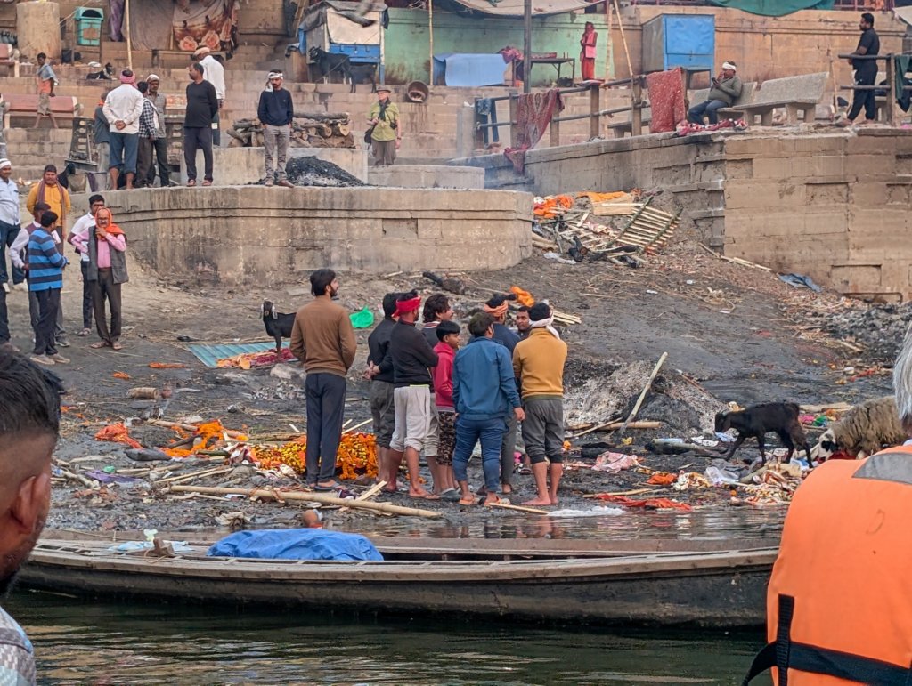 preparingforcremationontheganges2.jpg