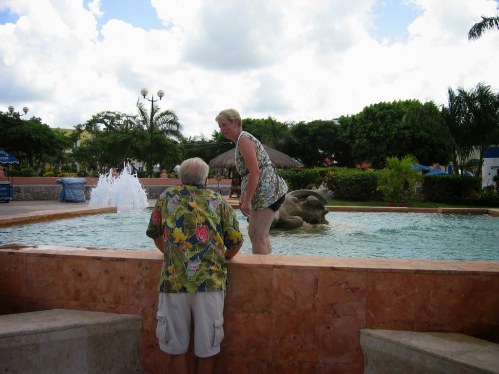 larrywithdonnainthefountain.jpg