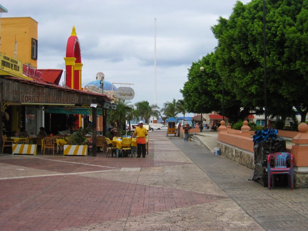plazamejorlookingatrestauranr.jpg