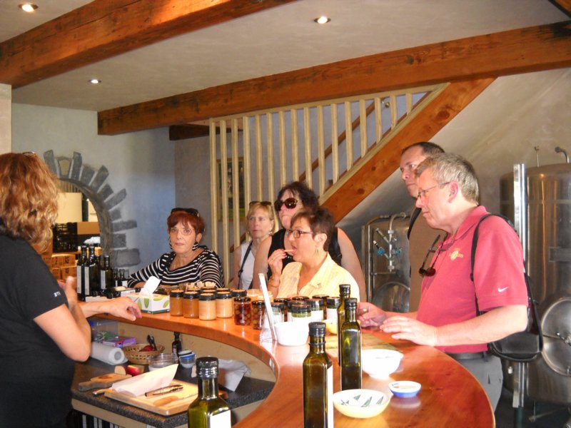 waihekeoliveoiltastine1.jpg